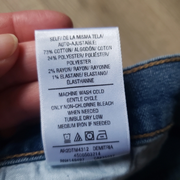 NWT Joe's Jeans Womens Easy Bermuda Mid-Rise Frayed Hem Cuffed Shorts 26 $168 - Picture 12 of 13